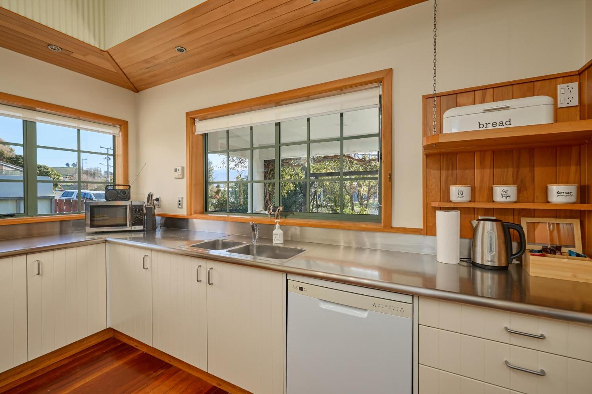 Ludstone Villa - A Charming Family Home カイコウラ エクステリア 写真