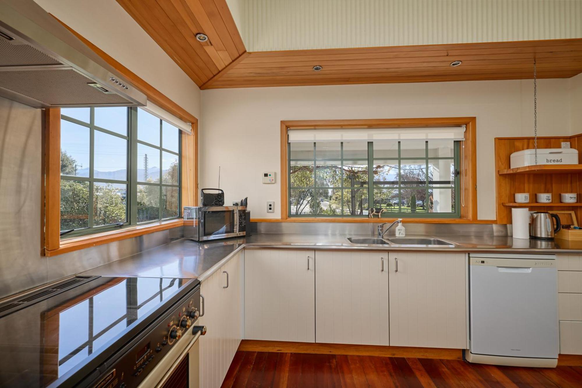 Ludstone Villa - A Charming Family Home カイコウラ エクステリア 写真